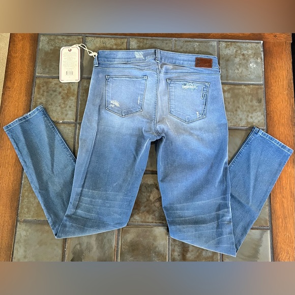 Design Lab Super Skinny Distressed Jeans size 31 - (NWT) - Picture 4 of 11